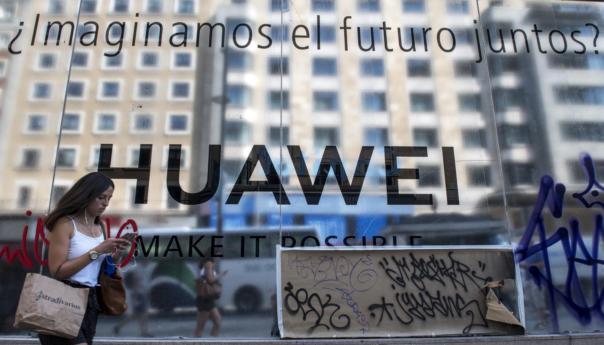 Publicidad de Huawei en la Gran Vía madrileña